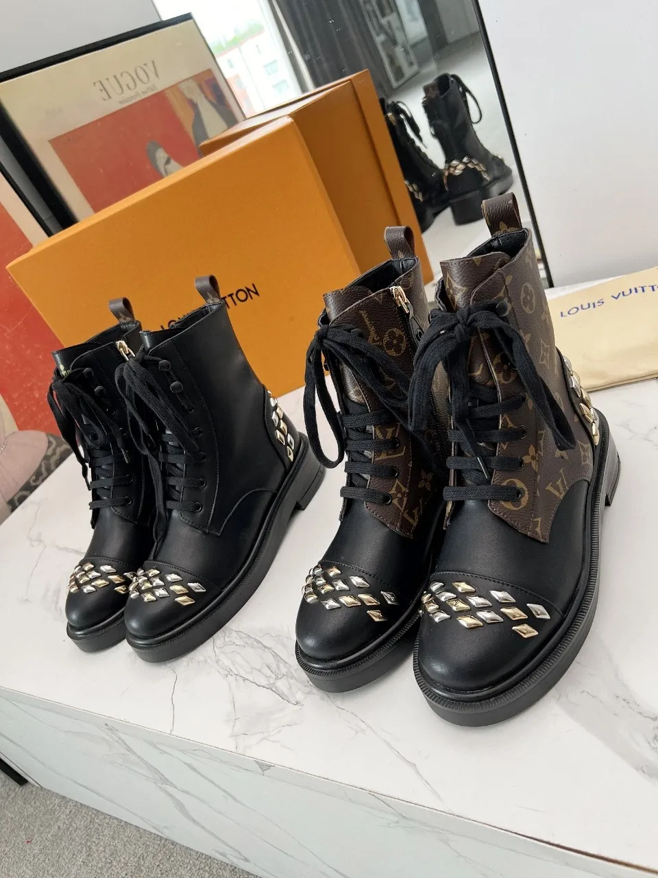 👟👟Ex-factory price 600👟👟 The cabinet is synchronized with the quality of LV Louis Vuitton's high-end products, hot models that have been out of stock many times through purchasing agents, and the upper hardware is molded and dazzling. The fabric is made of imported calfskin. Sheepskin lining, sheepskin foot pads, original molded outsole. It looks great on your feet and is super cool! The real thing is more beautiful. 35-40, size 41 can be customized